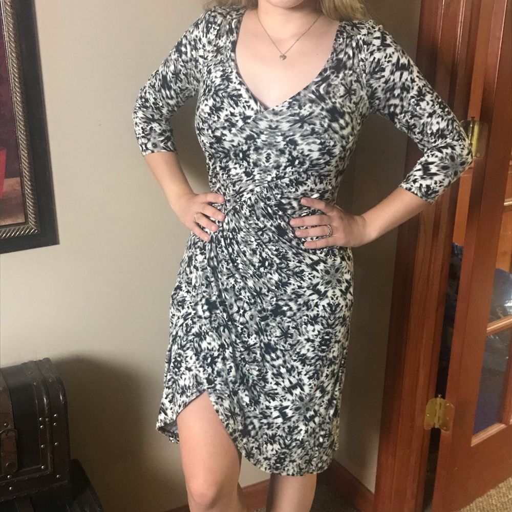 Three dots dress w front slit v neck